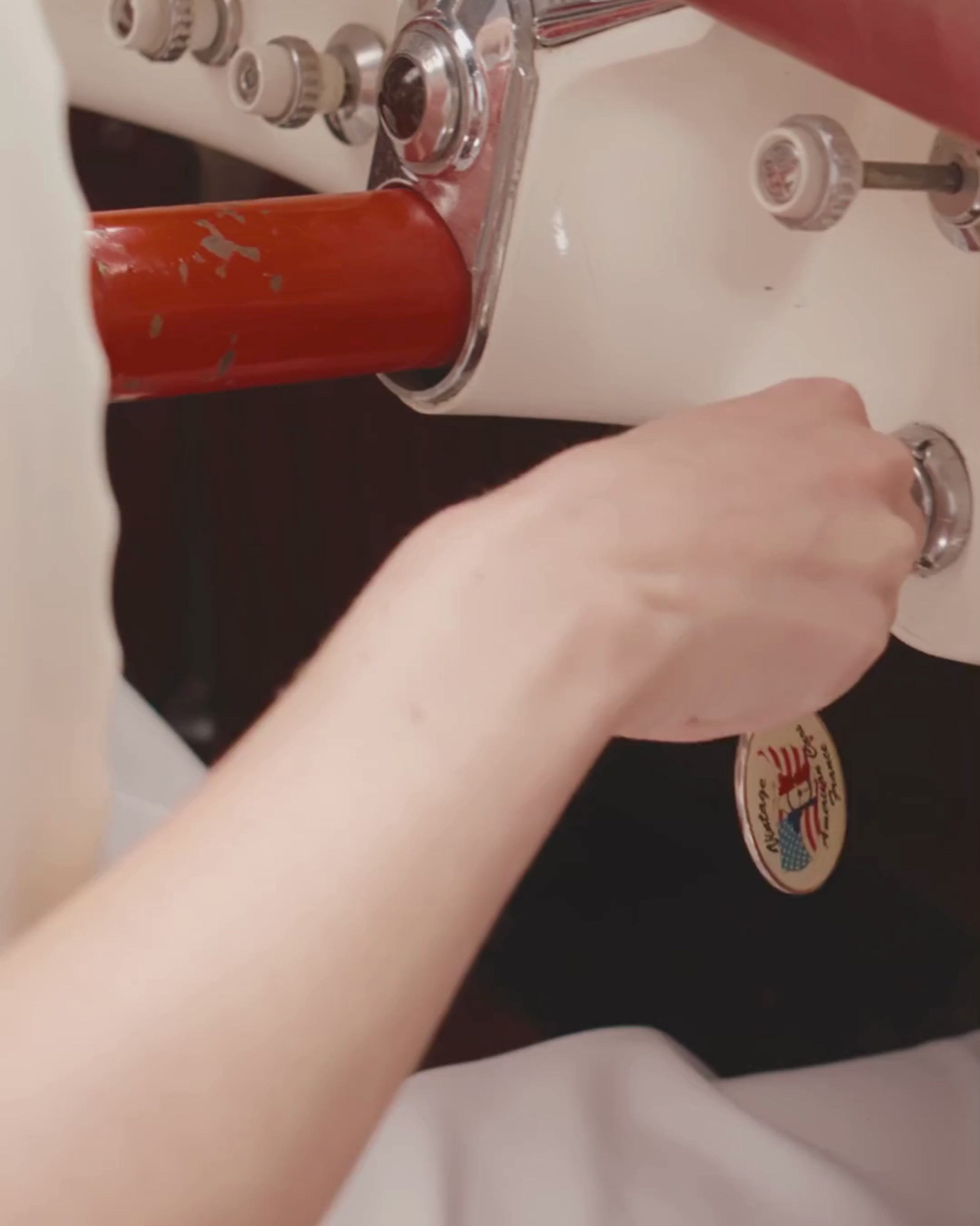 https://cdn.shopify.com/videos/c/o/v/b1ab5498ced64a38befacfbd3a1511a7.mp4